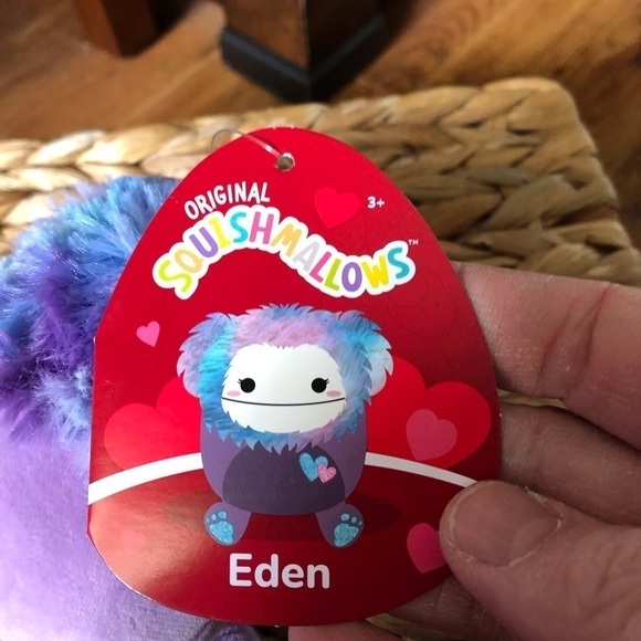 Squishmallows: Valentine's Day Eden the yeti bag clip 3.5" - Picture 3 of 5